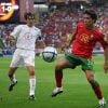 Deco a disputar a bola no Euro de futebol de 2004 realizado em Portugal