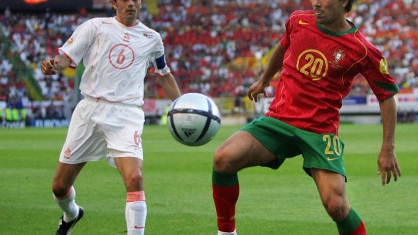 Deco a disputar a bola no Euro de futebol de 2004 realizado em Portugal