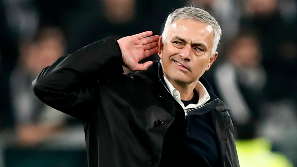 Mourinho com a mão no ouvido