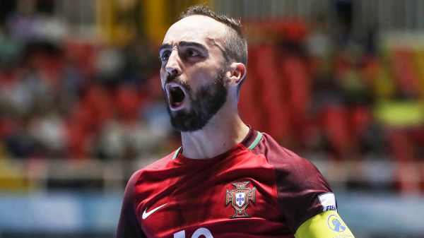Ricardinho do futsal a festejar um golo com braçadeira de capitão
