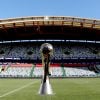 taça da liga no centro do estádio de futebol