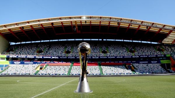 taça da liga no centro do estádio de futebol