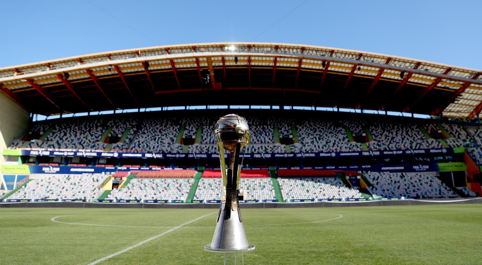taça da liga no centro do estádio de futebol