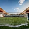 colocação da rede de uma baliza de futebol