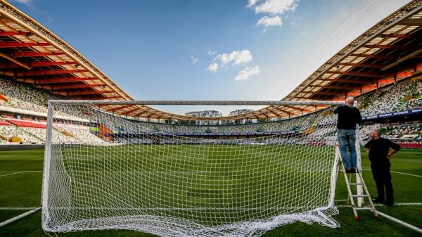 colocação da rede de uma baliza de futebol