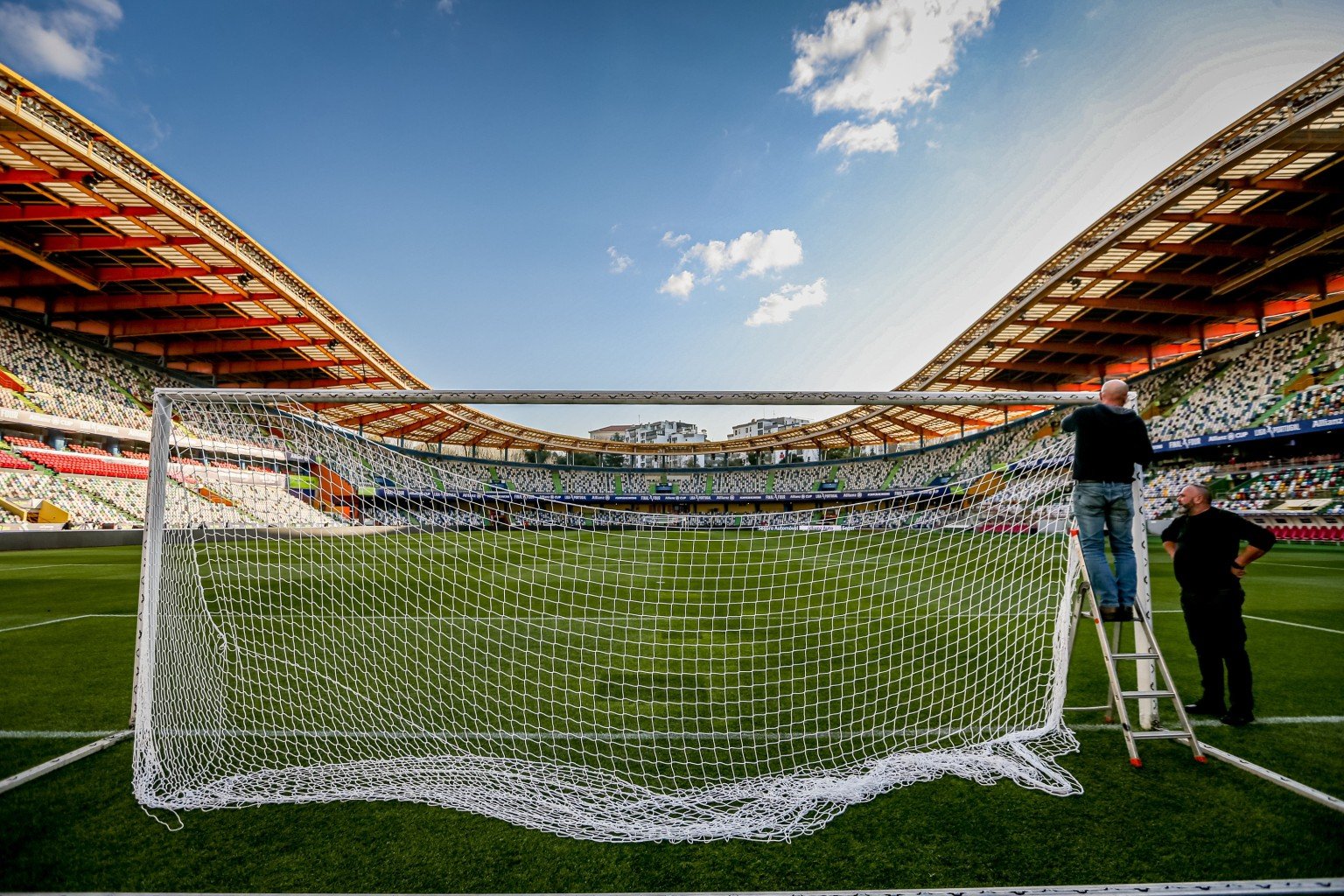 colocação da rede de uma baliza de futebol