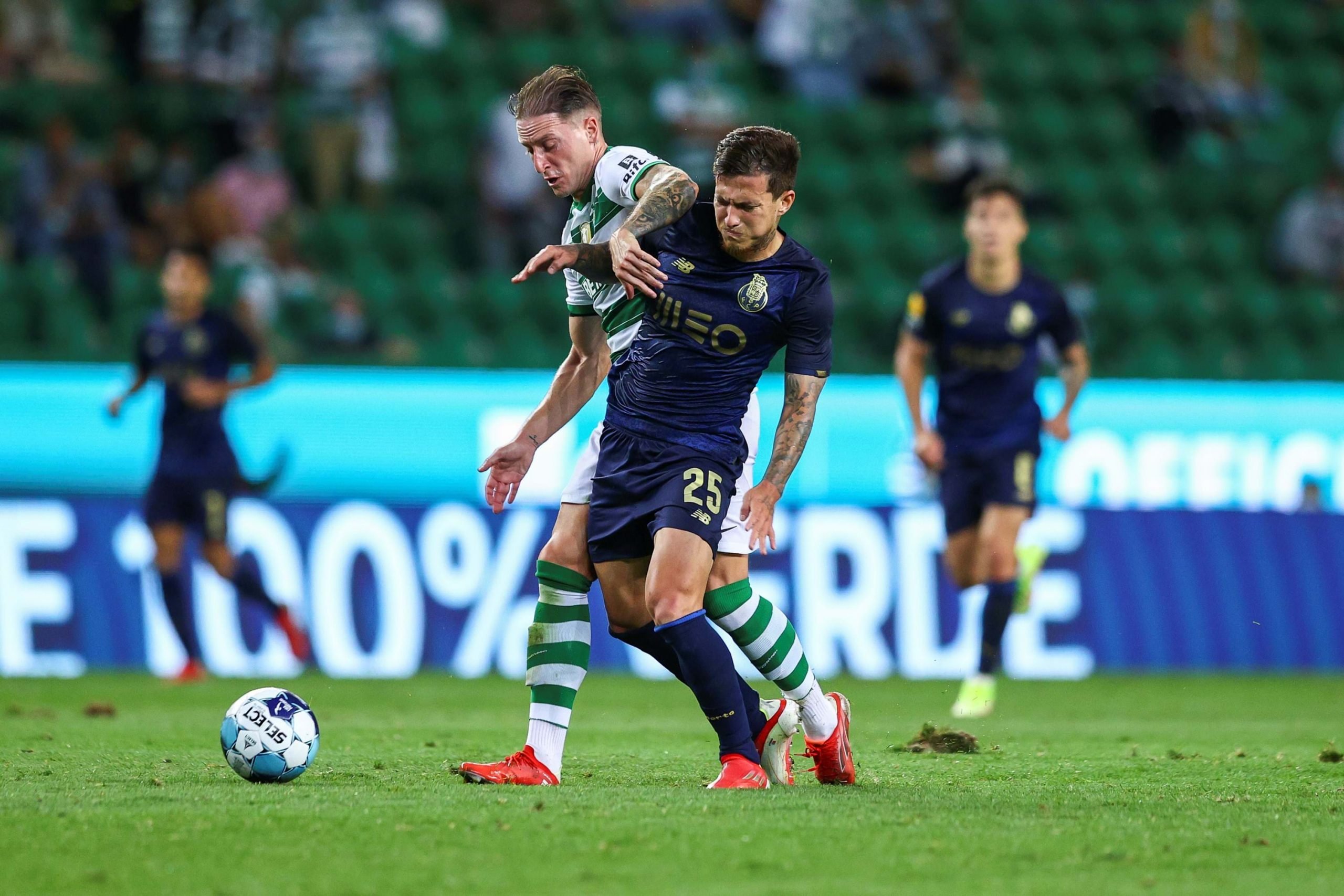 sporting cp frente ao fc porto, disputa de bola