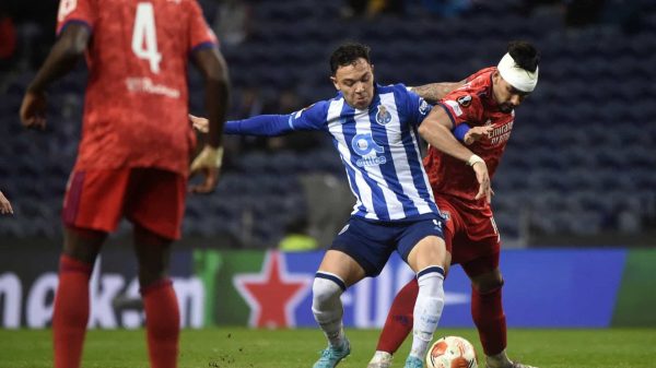 jogador do FC Porto a jogar futebol