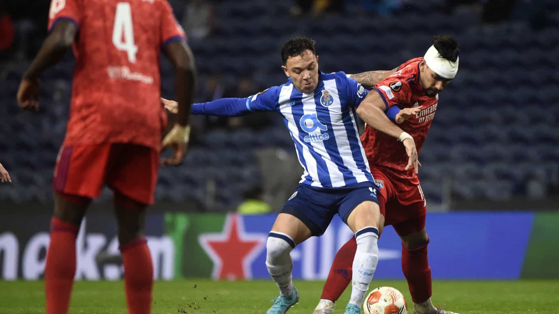 jogador do FC Porto a jogar futebol