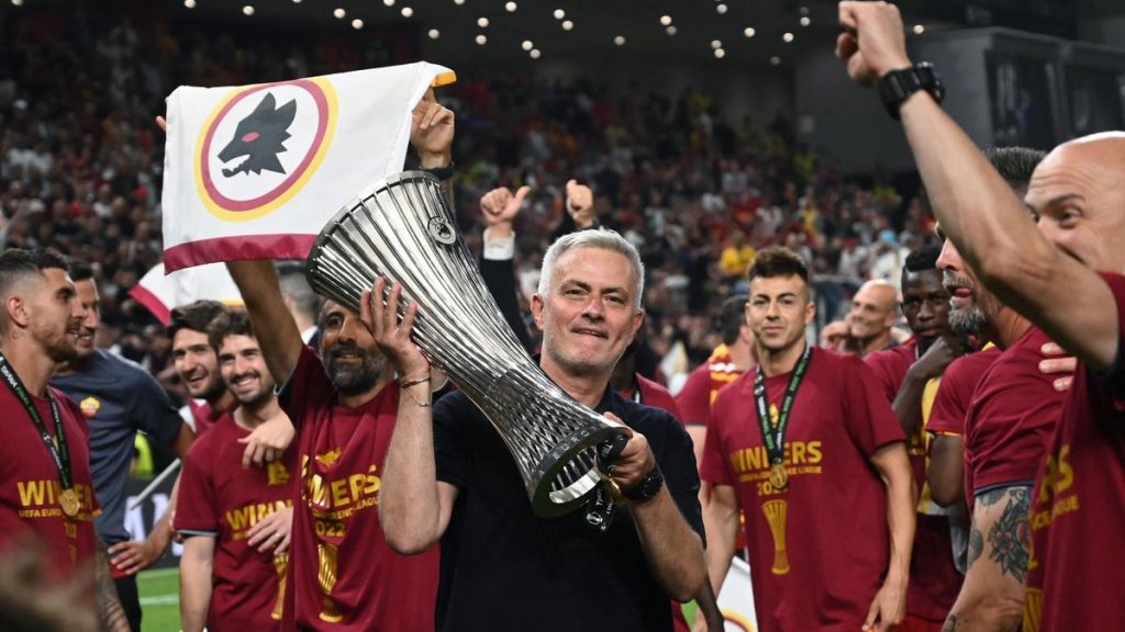 José Mourinho com Taça Conferência