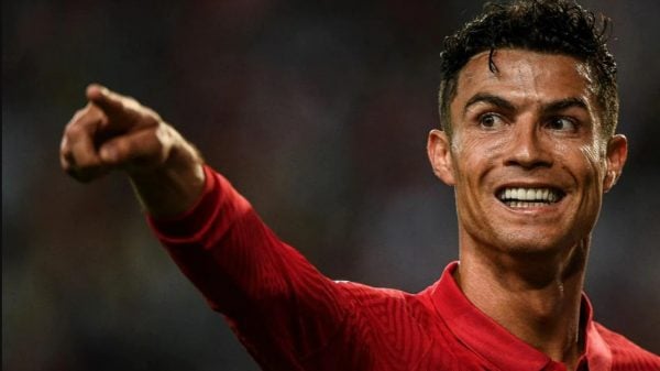 Cristiano Ronaldo a sorrir e a apontar