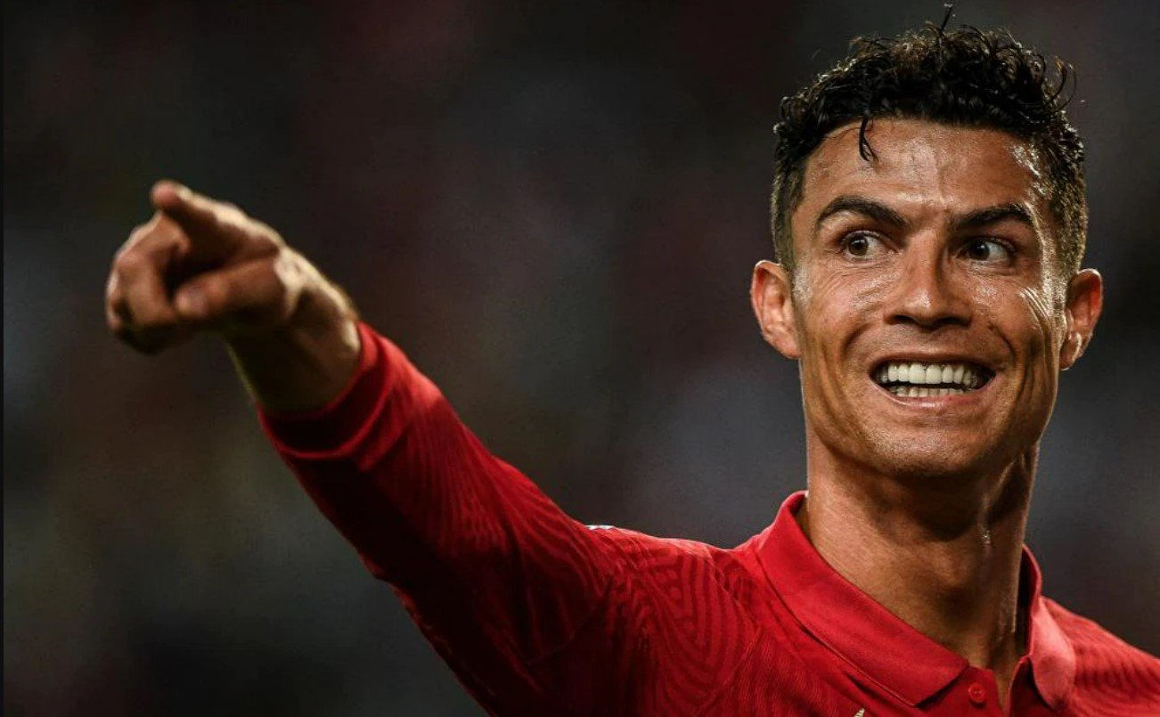 Cristiano Ronaldo a sorrir e a apontar