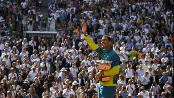 Rafael Nadal a acenar a espetadores do Roland Garros
