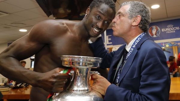 Treinador da seleção portuguesa Fernando Santos a beijar o Eder