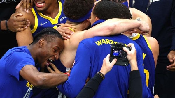 festejos dos GS Warriors a vencer o campeonato de basquetebol