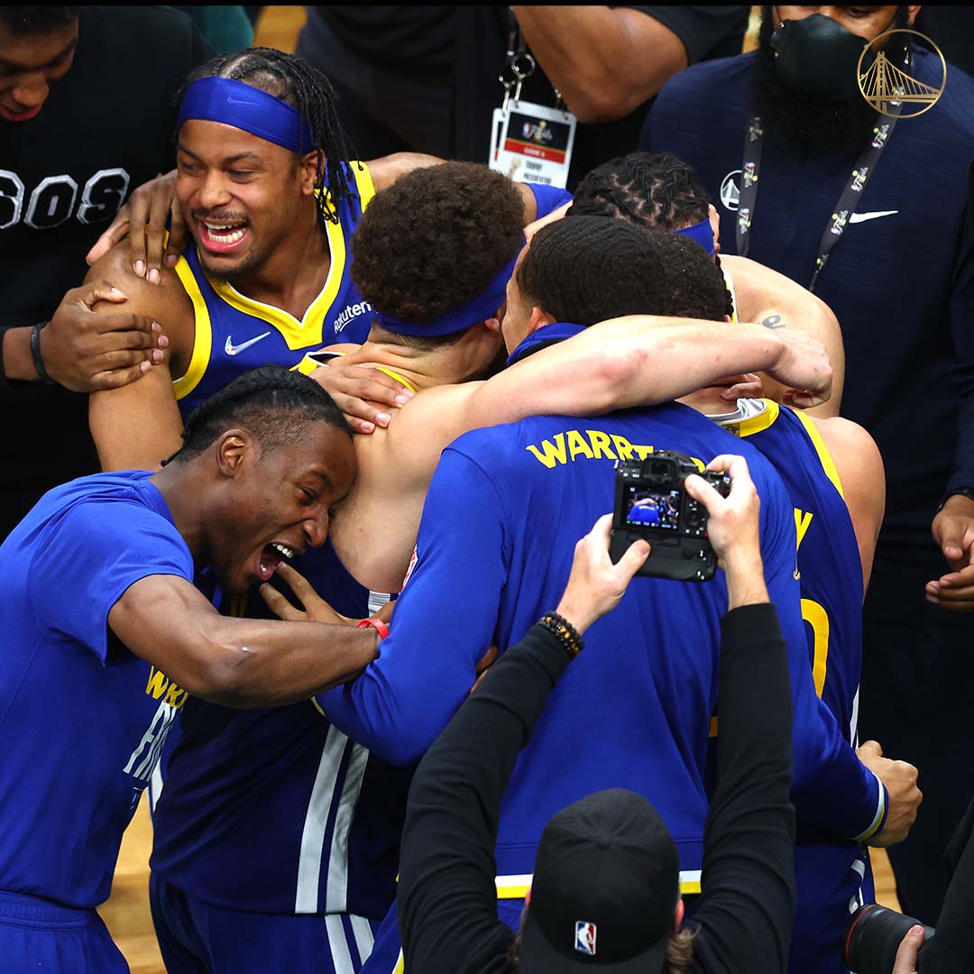 festejos dos GS Warriors a vencer o campeonato de basquetebol