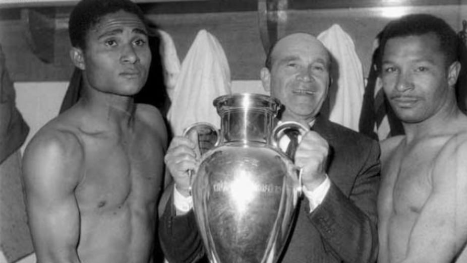 jogador de futebol Eusébio do Benfica a ganhar a liga dos campeões levantando a taça