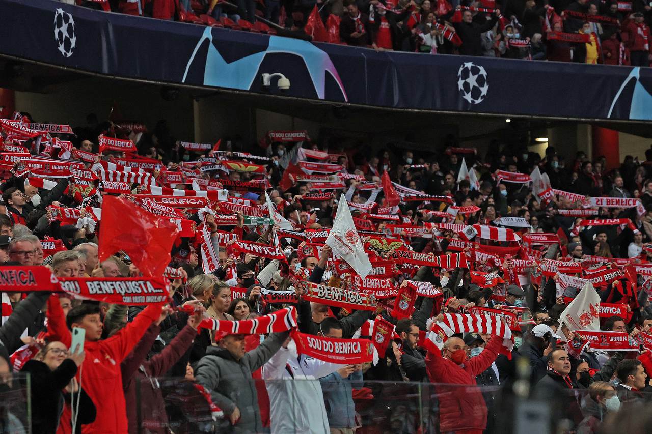 adeptos do benfica com cachecois no estádio