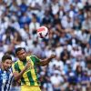 Jogo entre Porto e tondela dois jogadores de futebol a disputar uma bola