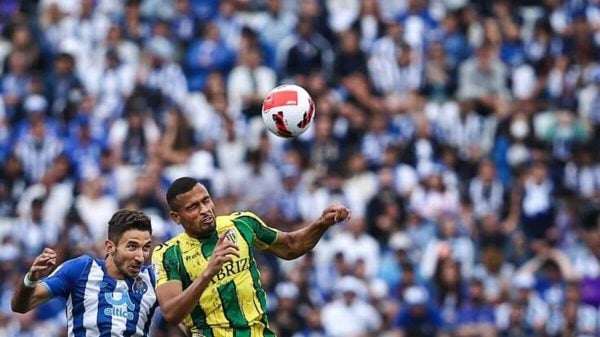 Jogo entre Porto e tondela dois jogadores de futebol a disputar uma bola