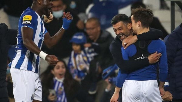Sérgio Conceição a dar um abraço a Francisco Conceição, o seu filho