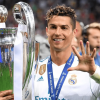 Cristiano Ronaldo a sorrir com a Taça da Champions e detentor de recorde de mais hat-tricks na carreira