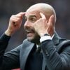 treinador Pep Guardiola com as mãos na cabeça a dar indicações para os seus jogadores dentro de campo