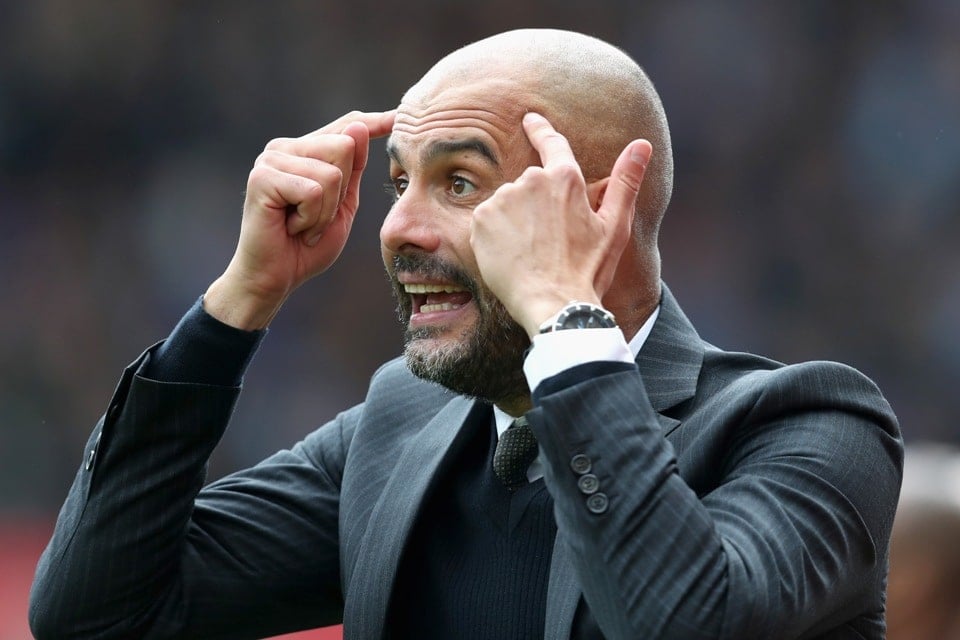 treinador Pep Guardiola com as mãos na cabeça a dar indicações para os seus jogadores dentro de campo