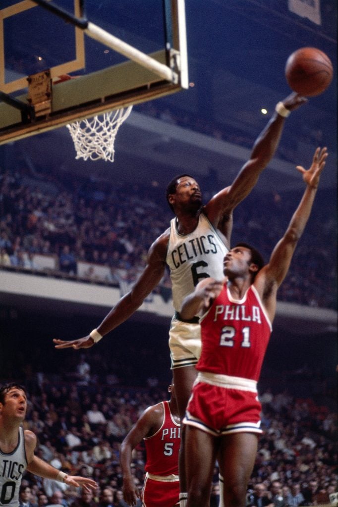 Bill Russell a disputar um cesto de basquetebol