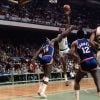 Bill Russell jogador de basquetebol da NBA em campo