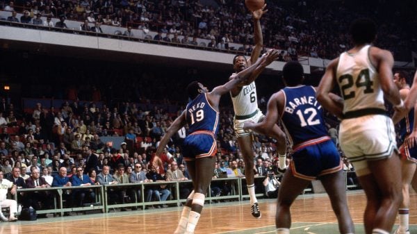 Bill Russell jogador de basquetebol da NBA em campo