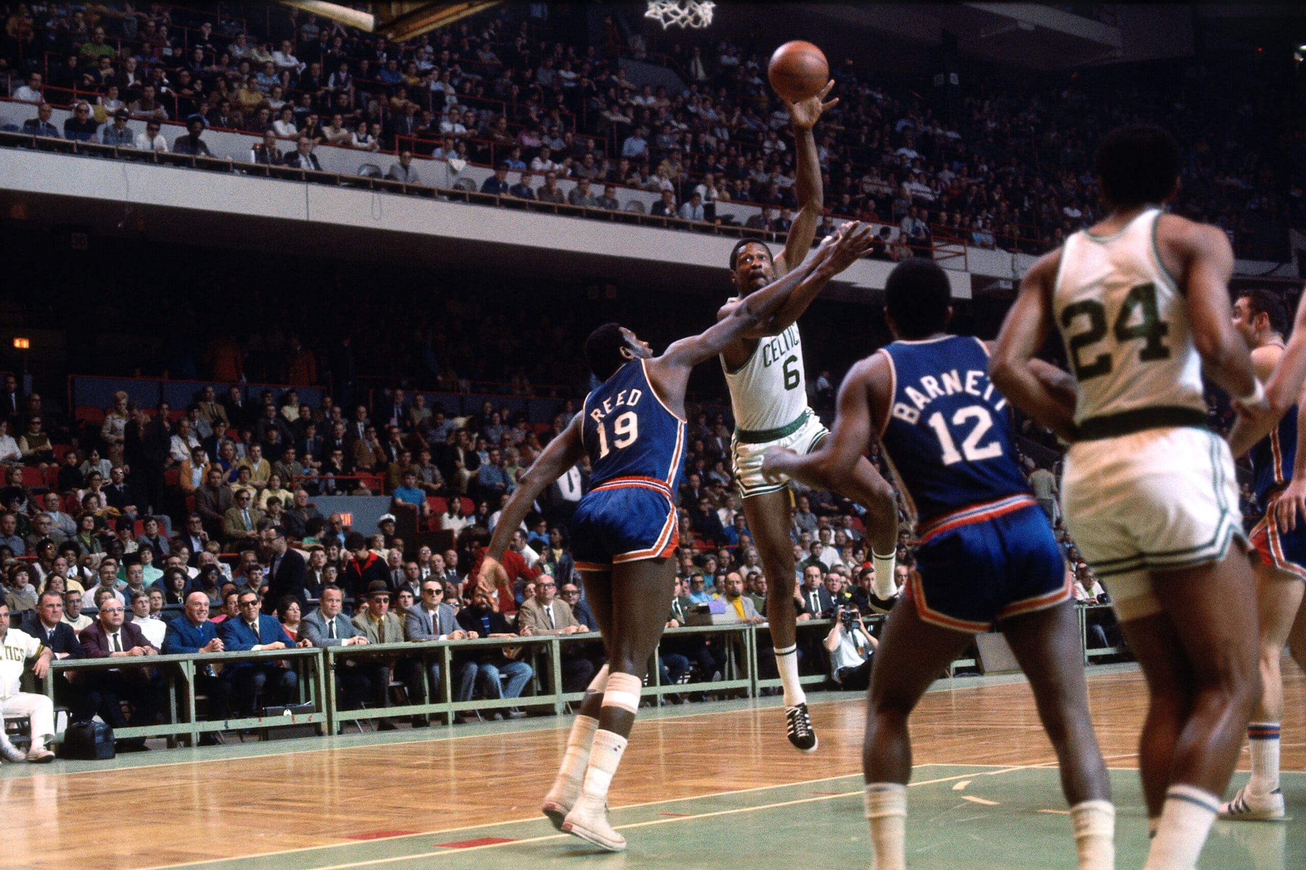 Bill Russell jogador de basquetebol da NBA em campo