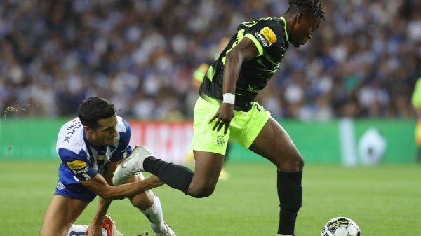 fatawo e marcano do sporting e porto numa disputa de bola na liga portugal bwin