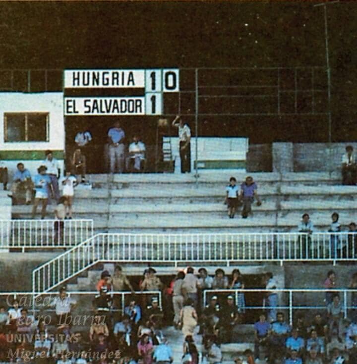 Fotografia antiga do resultado no estádio no mundial entre hungria e el salvador