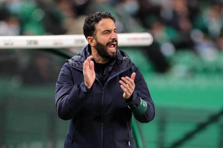 treinador do Sporting Rúben Amorim a puxar pelos seus jogadores