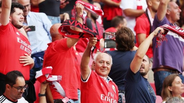 adepto do benfica festeja