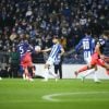 mehdi Taremi com jogadores do Atlético