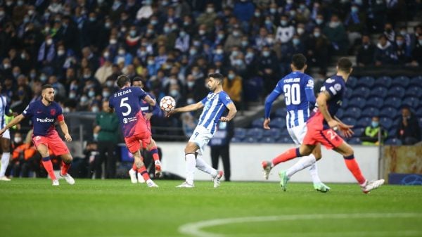 mehdi Taremi com jogadores do Atlético