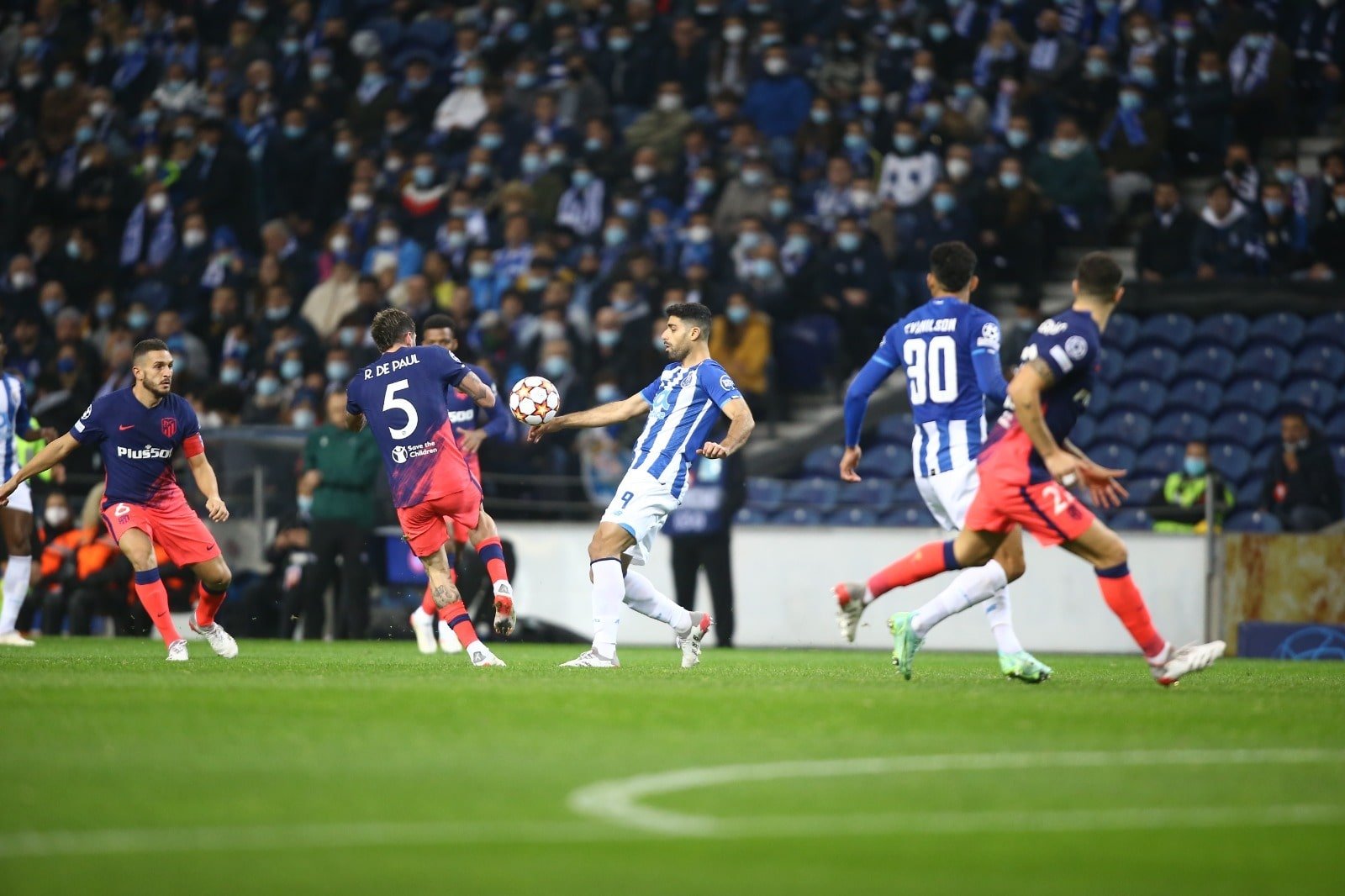 mehdi Taremi com jogadores do Atlético