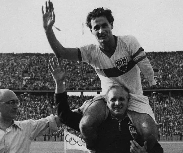 Hector Castro jogador de futebol sem uma mão ao colo de outro jogador no mundial de 1930
