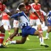 Veron a disputar a bola num jogo entre FC Porto e SC Braga