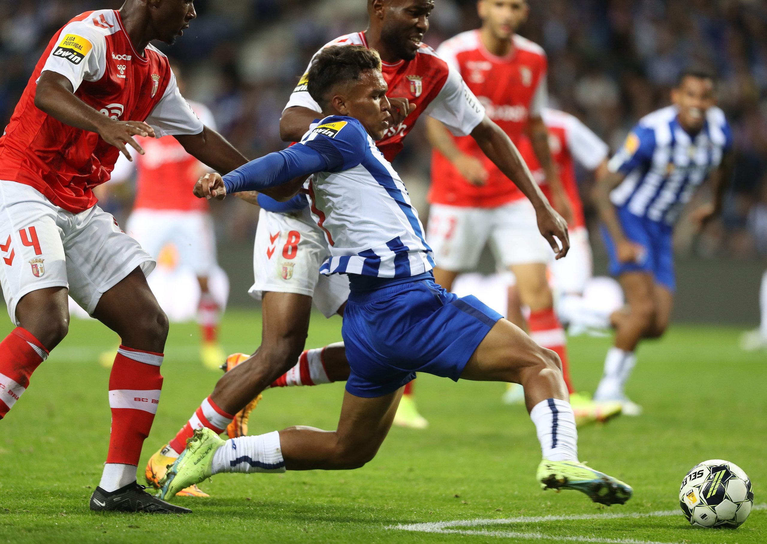 Veron a disputar a bola num jogo entre FC Porto e SC Braga