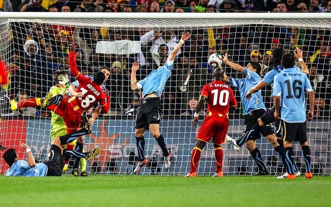 Suaréz a defender um golo com a mão frente ao Gana no mundial de futebol de 2006
