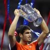 tenista espanhol Carlos Alcaraz a levantar o trófeu de vencedor do US Open de 2022
