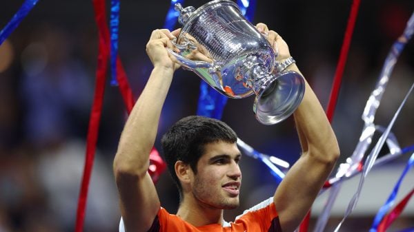 tenista espanhol Carlos Alcaraz a levantar o trófeu de vencedor do US Open de 2022