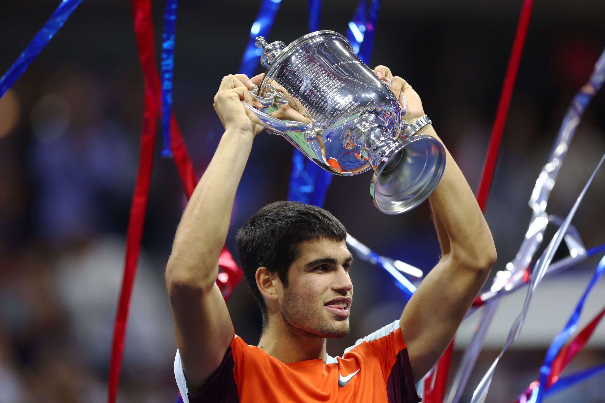 tenista espanhol Carlos Alcaraz a levantar o trófeu de vencedor do US Open de 2022