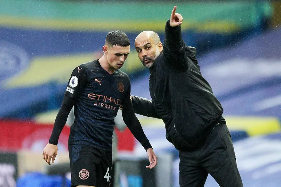Phil Foden a receber indicações do seu treinador Pep Guardiola