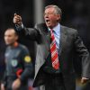 treinador Alex Ferguson a dar indicações para o campo