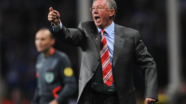 treinador Alex Ferguson a dar indicações para o campo