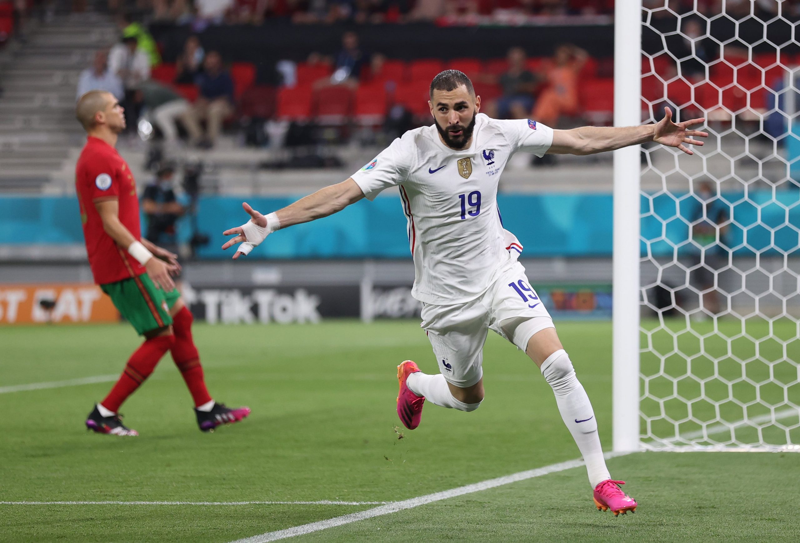 Benzema festejando um golo frente a Portugal